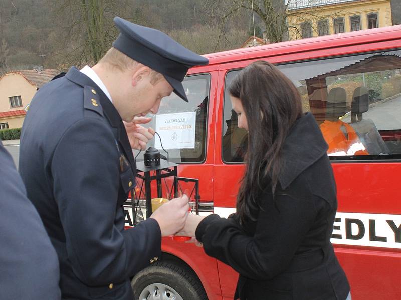 Hasiči rozváželi Betlémské světlo v Posázaví. 