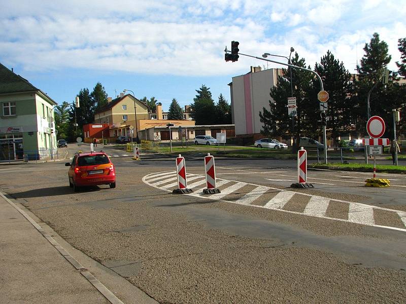 Světelná křižovatka je kvůli opravě plynovodu a později položení „tichého asfaltu" do 25. září uzavřená. Zákaz vjezdu si někteří řidiči vysvětlují flexibilně.