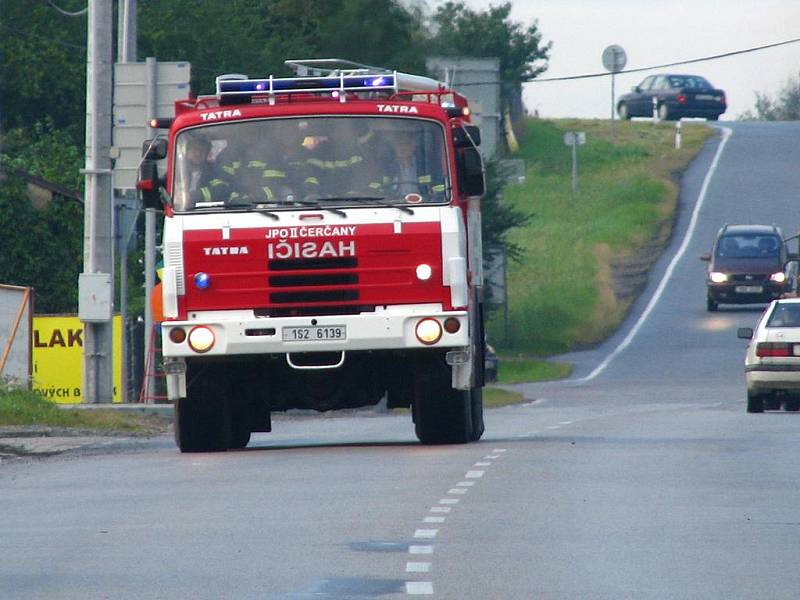 Nehoda autobusu a osobního auta v Křižíkově ulici.