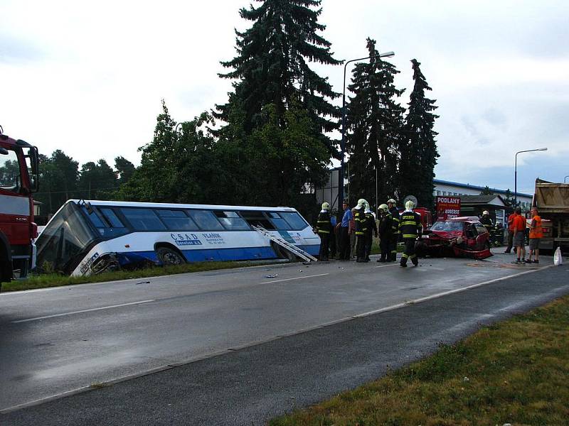 Nehoda autobusu a osobního auta v Křižíkově ulici.