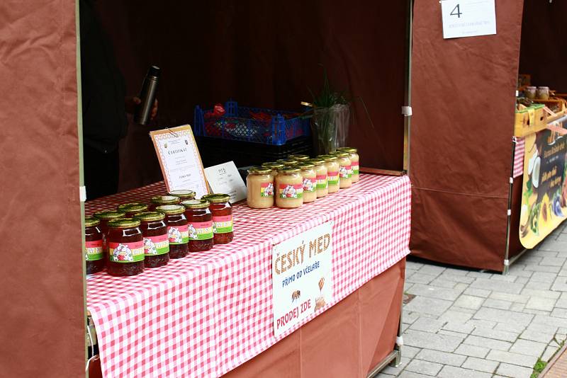 Trhovci se opět sjeli na Masarykovo náměstí, aby zahájili sezónu farmářských trhů v Benešově.