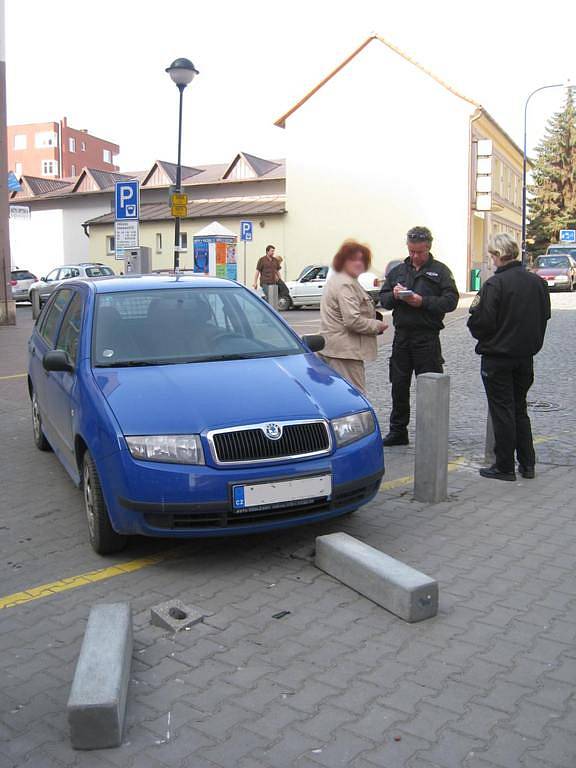 Žena v modré Škoda Fabii narazila do dvou betonových sloupků