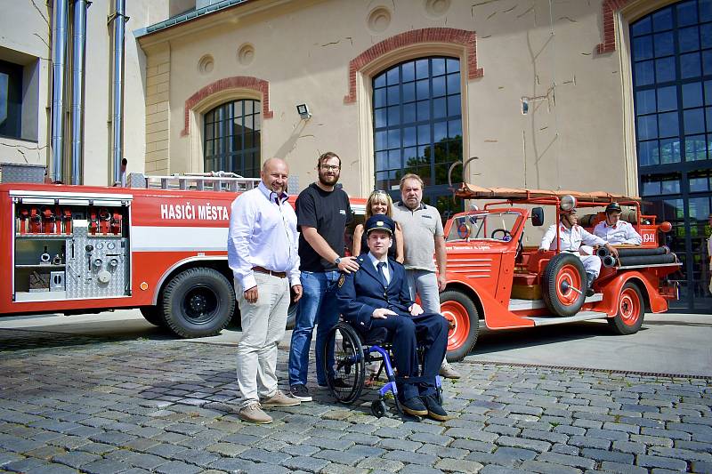 Hasič na invalidním vozíku Radek Chmelař na návštěvě pivovaru v Kamenici nad Lipou.