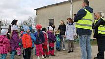 Mobilní hřiště navštívilo obec Ratměřice. Děti si tak mohly vyzkoušet silniční provoz v praxi.