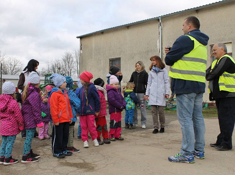 Mobilní hřiště navštívilo obec Ratměřice. Děti si tak mohly vyzkoušet silniční provoz v praxi.