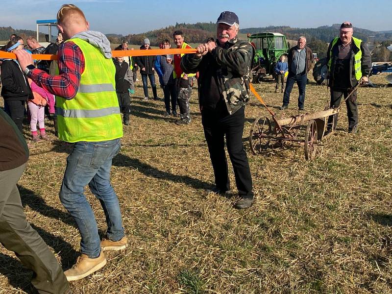 Ze soutěže v orbě a setkání traktorů značky Zetor v Nahorubech.