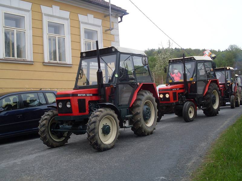 Sraz majitelů traktorů značky Zetor v Nahorubech.