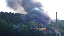 Požár opuštěného objektu v bývalé továrně Jawa byl nahlášený v 10 hodin. 