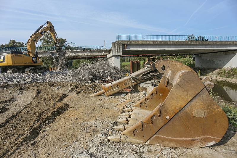 Demolice mostu v Sázavě.