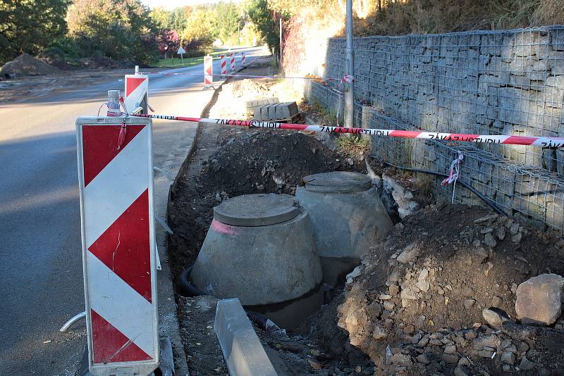 Závěr budování vodovodu, obnovu povrchů silnic provází v Ostředku ještě výstavba chodníku podle hlavní silnice.