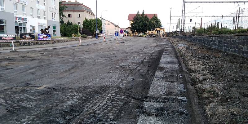 Výstavba okružní křižovatky u benešovské sokolovny.