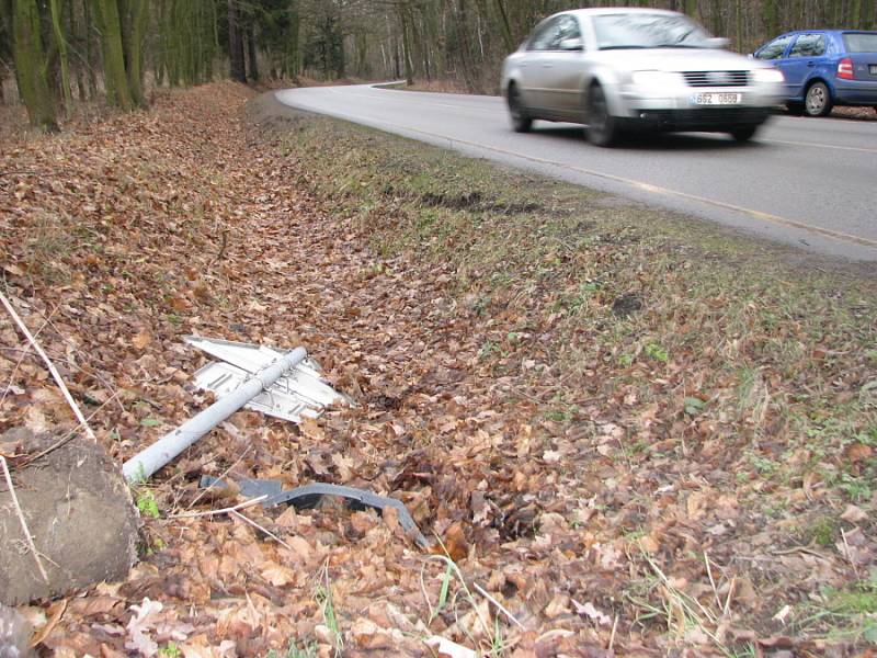 Vandal poškodil dopravní značky na silnici z Týnce do Bukovan