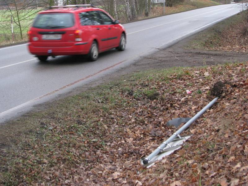 Vandal poškodil dopravní značky na silnici z Týnce do Bukovan