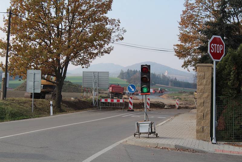 Práce na stavbě kruhové křižovatky U Topolu nedaleko Benešova.