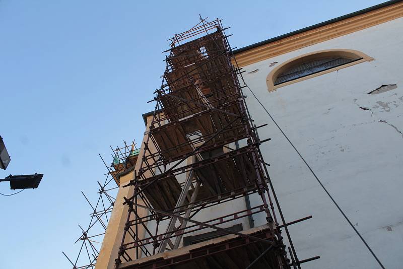 Oprava střechy kostela sv. Anny na benešovském Masarykově náměstí.