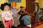 Místo tradičního  karnevalového reje měly  děti z  družiny ZŠ Jiráskova letos podle rámcového výchovného  programu country bál.