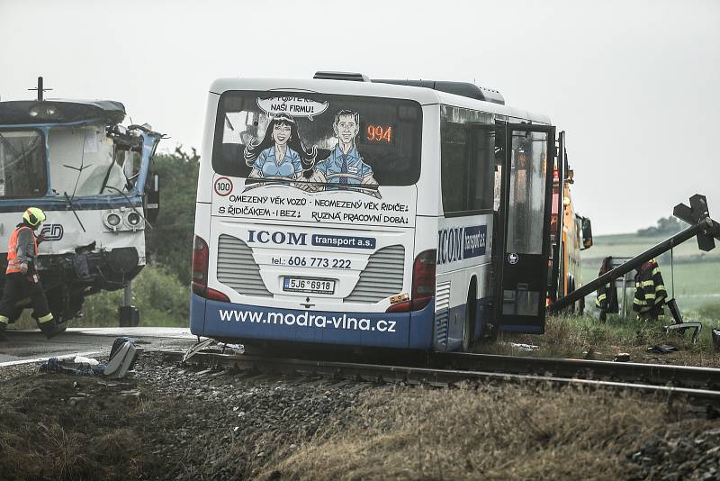 Ke srážce vlaku s autobusem došlo u Struhařova na Benešovsku v neděli 14. června.