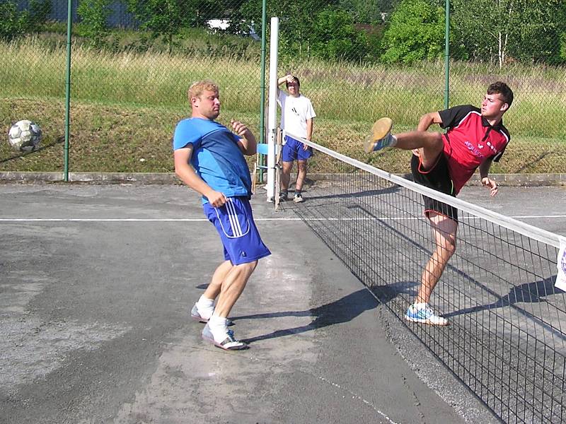 Nohejbalový turnaj v Ostředku.