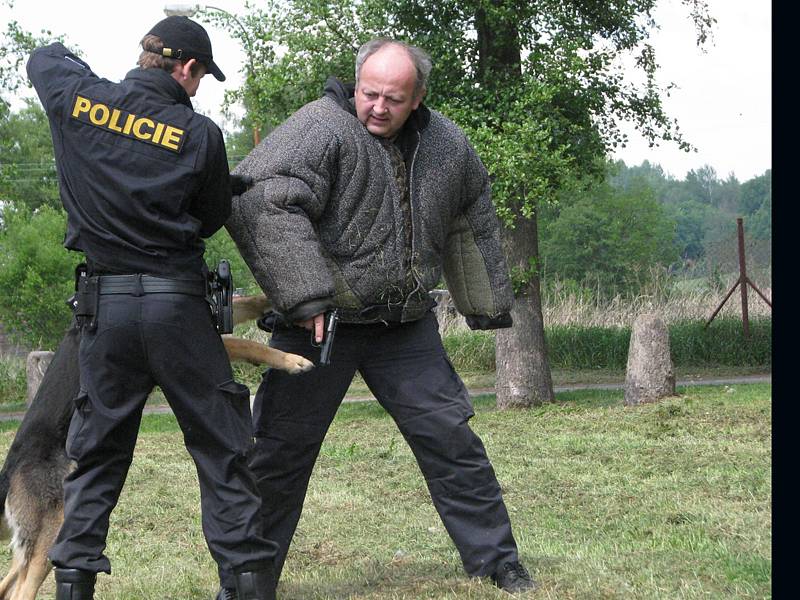 Policejní psovodi předvedli školákům čtyřnohé parťáky.