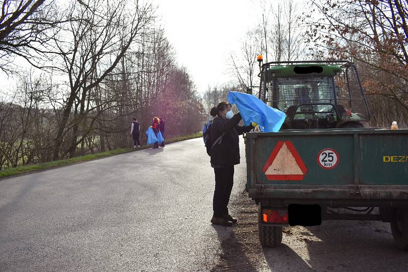 Dobrovolníci uklízeli o víkendu kolem Štěpánovského potoka.