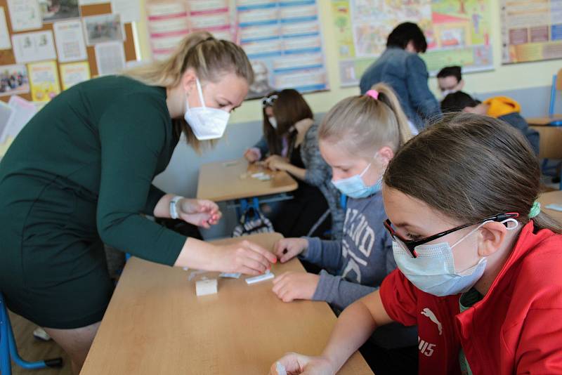 Z antigenního testování žáků druhého stupně v Základní škole v Týnci nad Sázavou.