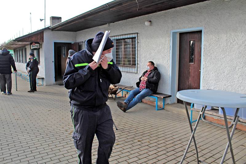 Očkování se v Nespekách odehrálo ve fotbalových kabinách ve čtvrtek 13. ledna.