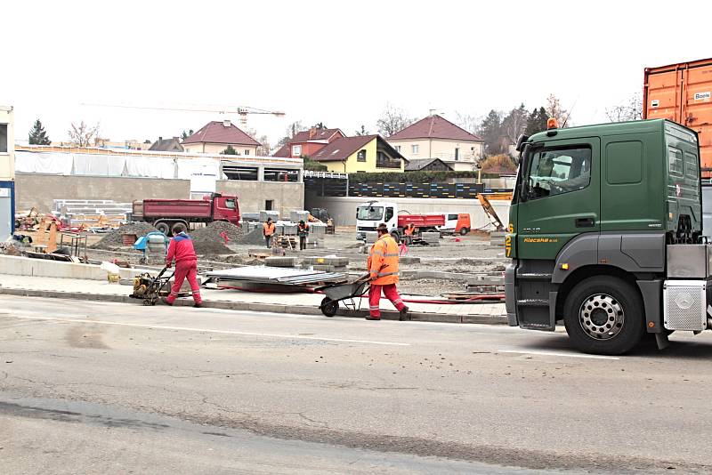 Stavební práce v ulici Červené Vršky v Benešově.