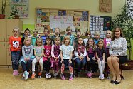 Prvňáčci ze třídy 1.A ze Základní školy v Bystřici s třídní učitelkou Janou Dvořákovou ve školním roce 2019/2020.