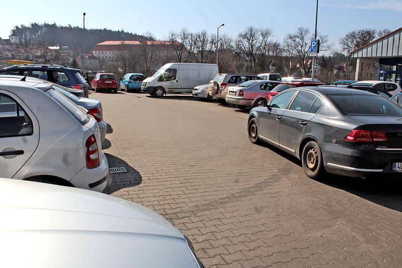 Na Zelený čtvrtek zákazníci vyrazili ve velkém za nákupy - Lidl Týnec nad Sázavou.