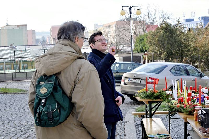 Před kostelem sv. Mikuláše v Benešově bylo v neděli rušno