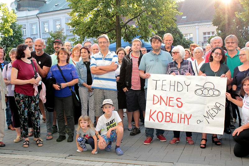 Milion chvilek pro demokracii na benešovském Masarykově náměstí 21. srpna 2019.