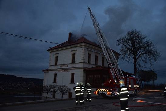 Penzionu u nádraží vzplála střecha, shořelo půl druhého milionu