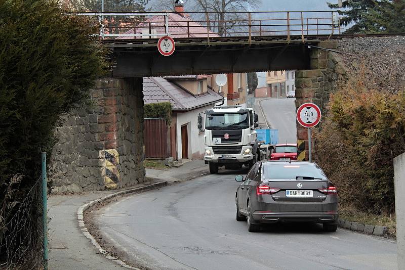 Podjezd pod železnicí při příjezdu od dálnice D1 do Sázavy. Pohled z  ulice Na Důlích.