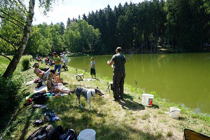 Dětských rybářských závodu na nádrži Záhorská se zúčastnilo přes třicet malých nadšenců do rybolovu.