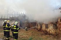 Požár opuštěné fary v Pravoníně likvidovalo sedm hasičských jednotek.