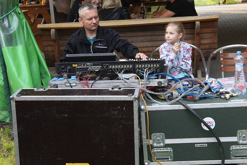 Skupina Kolben Dechber band zahájila sobotní program Na Koupáku ve Vlašimi.