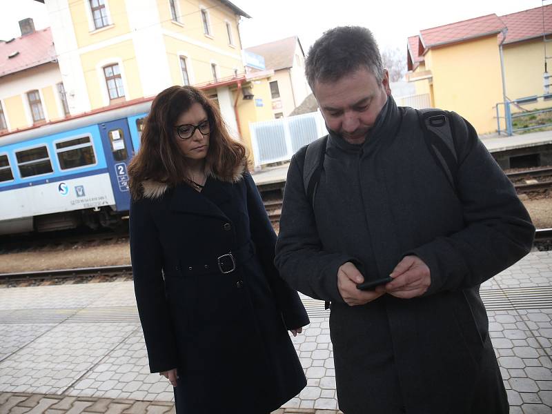 Z příjezdu premiéra Andreje Babiše na benešovské nádraží, kde na něj čekala i středočeská hejtmanka Jaroslava Pokorná Jermanová.