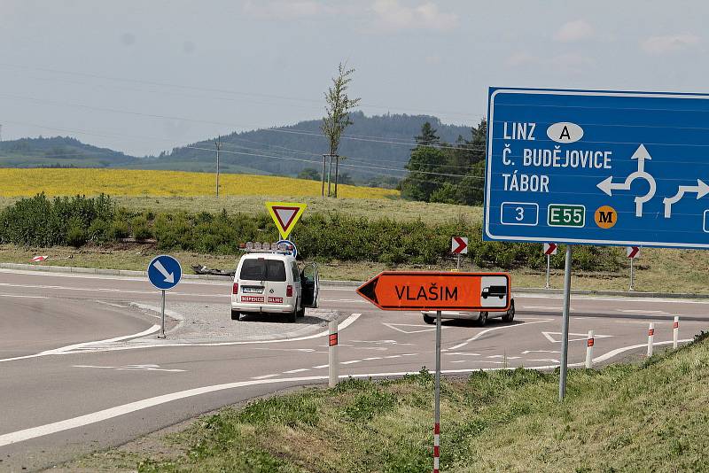 Stopy do dopravní nehodě na křižovatce U Topolu v Benešově.