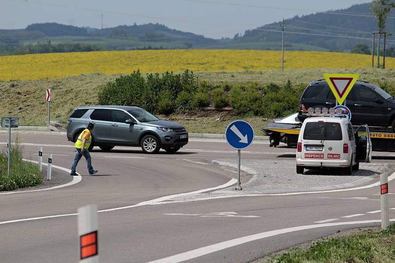 Stopy do dopravní nehodě na křižovatce U Topolu v Benešově.