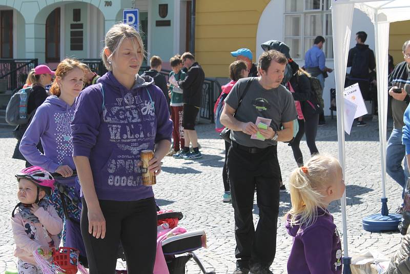 Po cestě byla startovná stanoviště pro turisty, kteří bydleli podél trasy, na Benešovsku to bylo v Týnci nad Sázavou, ve Voticích a také v Miličíně vyšli vozíčkáři a zdravotně hendikepovaní.