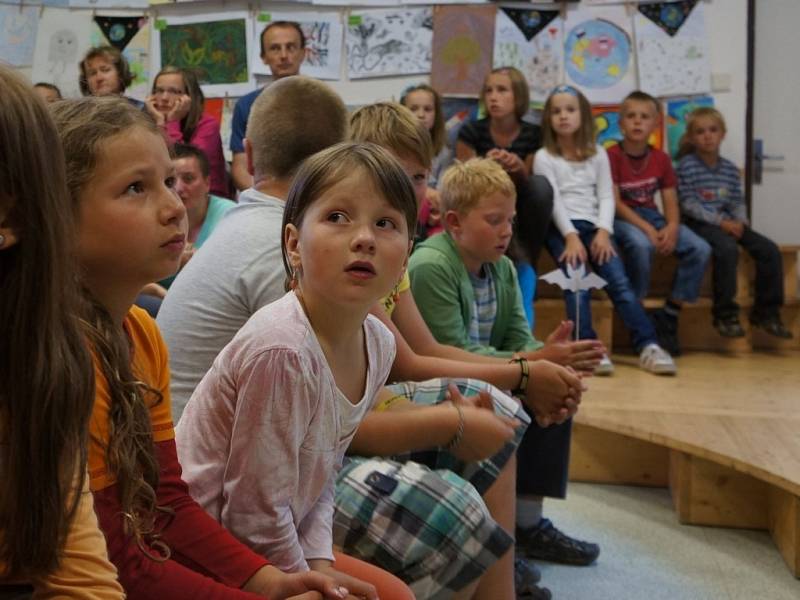 Téměř stovka návštěvníků, z toho většina dětí přišla prožít do Podblanického ekocentra Noc netopýrů.