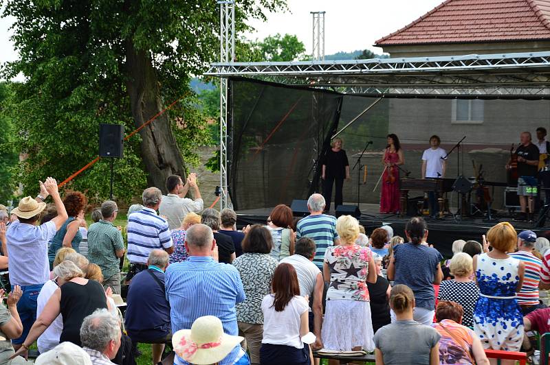 Z koncertu skupiny Javory v zámecké zahradě v Louňovicích pod Blaníkem.