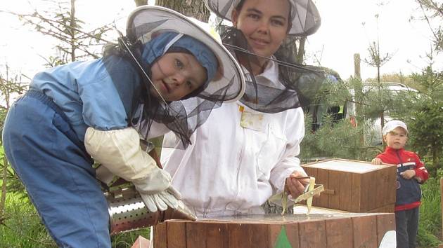 Včelařka Hana Chmelová se synem Martinem.