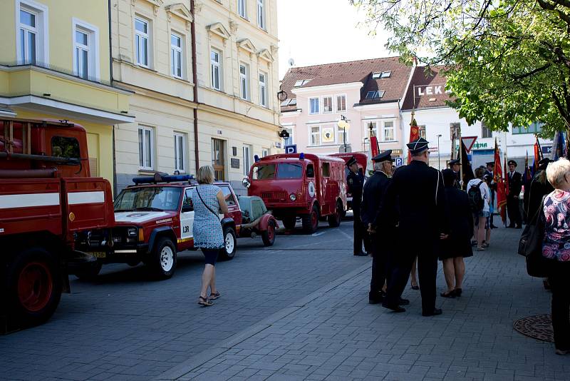 Hasičský den na Konopišti zahájili účastníci na Masarykově náměstí v Benešově.