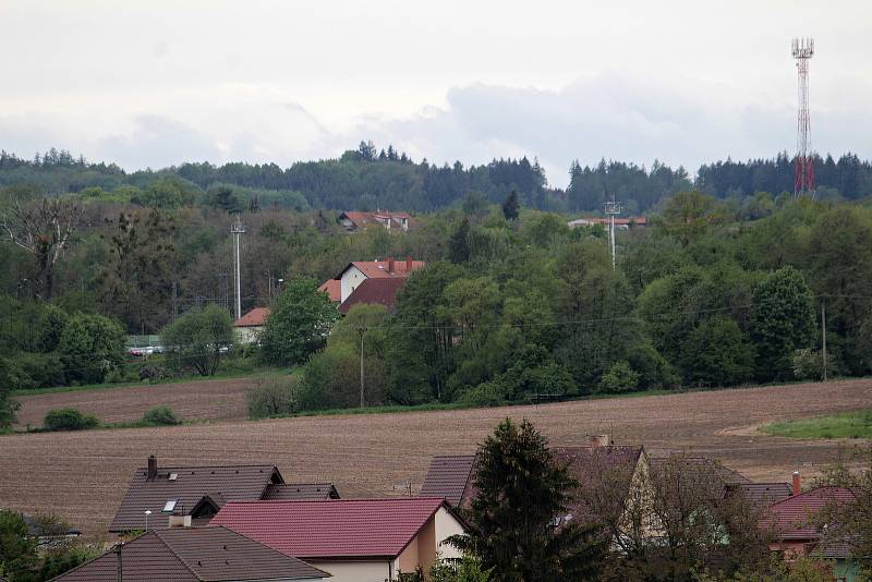 Olbramovice a okolí z dominanty obce, věže kostela Všech svatých.