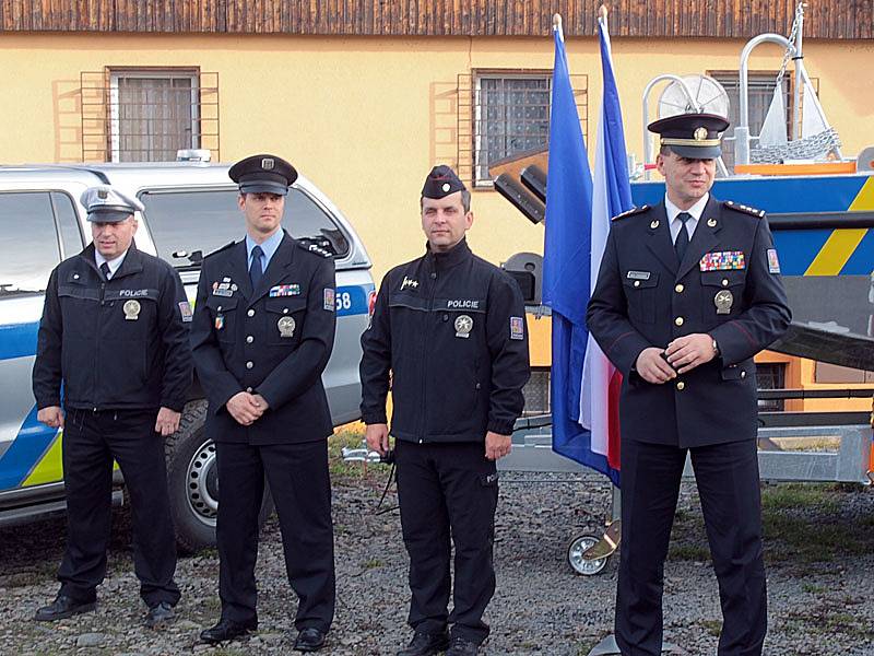 Policisté z Třebenického poříčního oddělení si na Slapech převzali nové čluny.