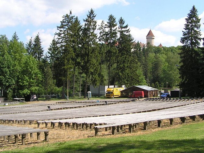 Konopišťské přírodní divadlo je na dohled státního zámku.