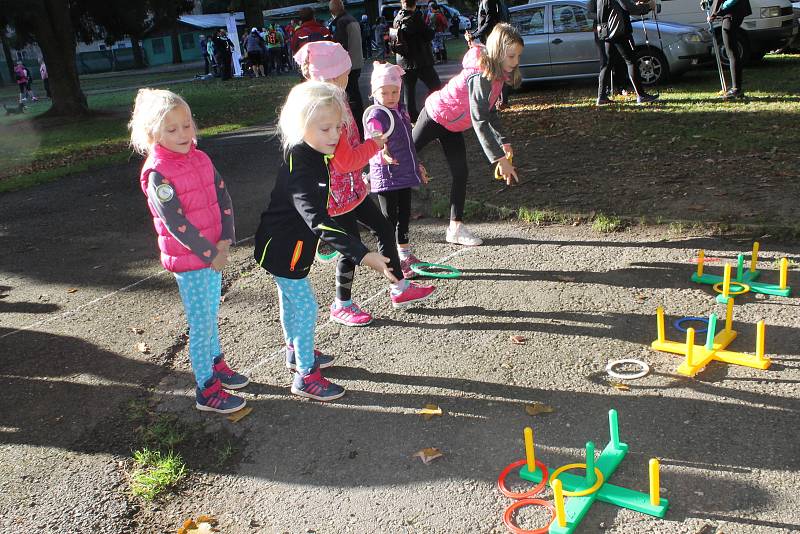 První ročník charitativního Nordic Walking pochodu na Konopišti se tam konal v sobotu 14. října.