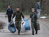 Benešovské studentky a studenti uklízeli nepořádek na okrajích města.