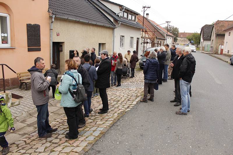 V Přistoupimi odhalili pamětní desku obětem holocaustu